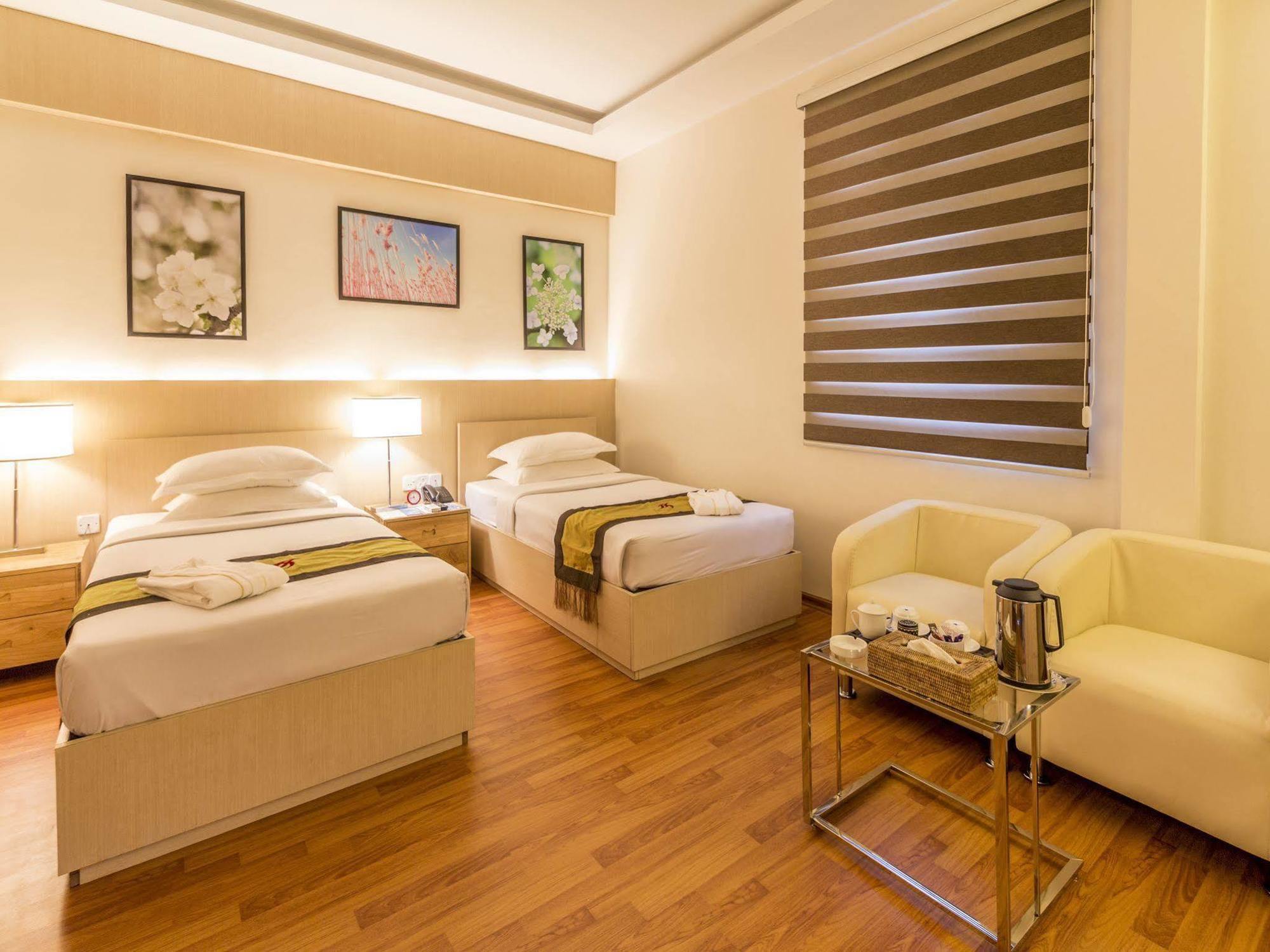 Hotel 7 Mile Yangon Bagian luar foto